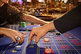 Antarmuka aplikasi plinko menampilkan meja live dealer dan pasar sepak bola di layar beranda